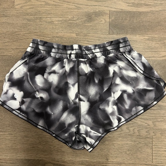 Lululemon Seek The Heat Shorts, size 6 - Picture 5 of 7